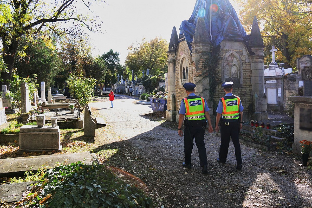 Rendőrök segítik a közlekedést a temetők környékén a következő napokban